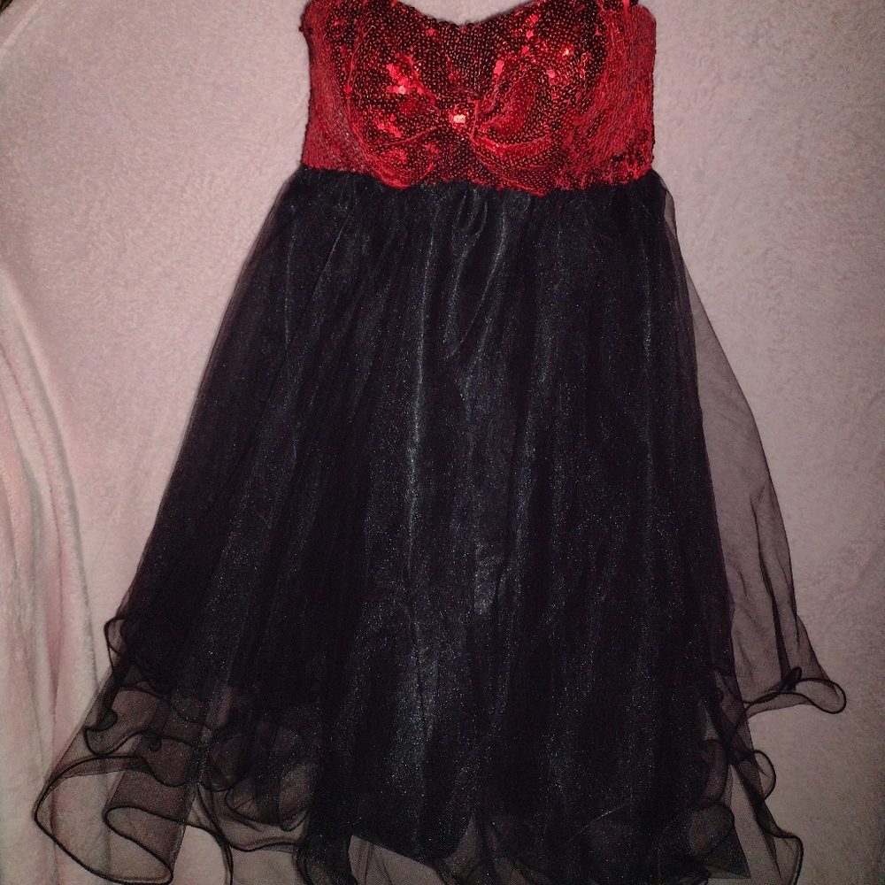 Chica's Short Sequined and Tulle Prom Dress